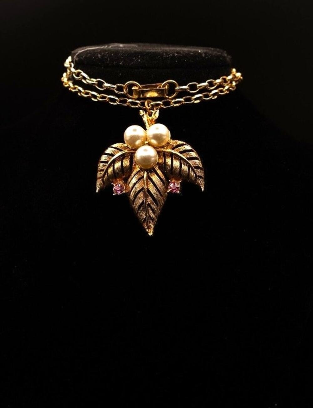 Vintage Gold Tone Leaf Pendant Necklace with faux pearls pink rhinestones 16"